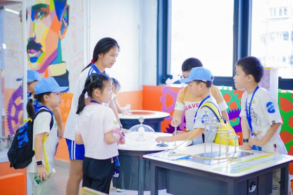 深圳宝安 “党群带娃”玩转AI科技，探索教育科技新范本